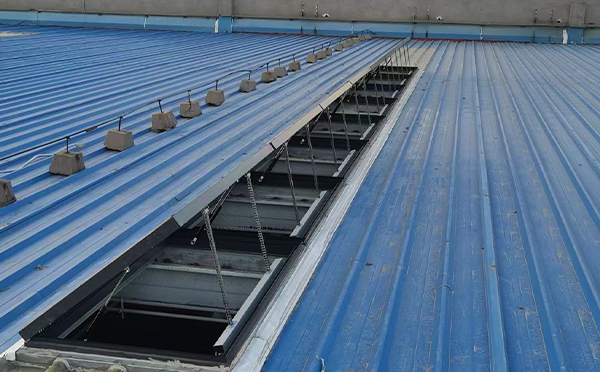 某城市大型商业综合体中庭凤翔排烟窗工程