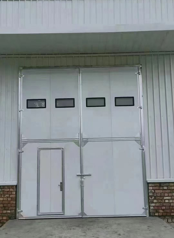 凤翔工业门在设备装配车间出入口的实施记录